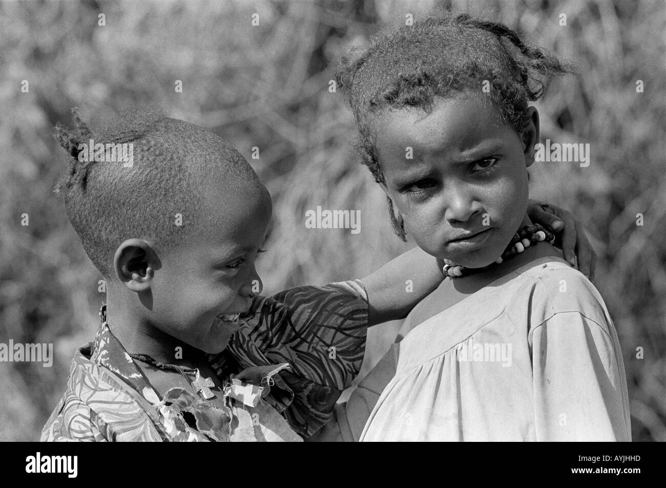 Ritratto B/N di due giovani sorelle Tigrayan che indossano acconciature rasate tradizionali. Mahoney, Tigray, Etiopia, Africa Foto Stock