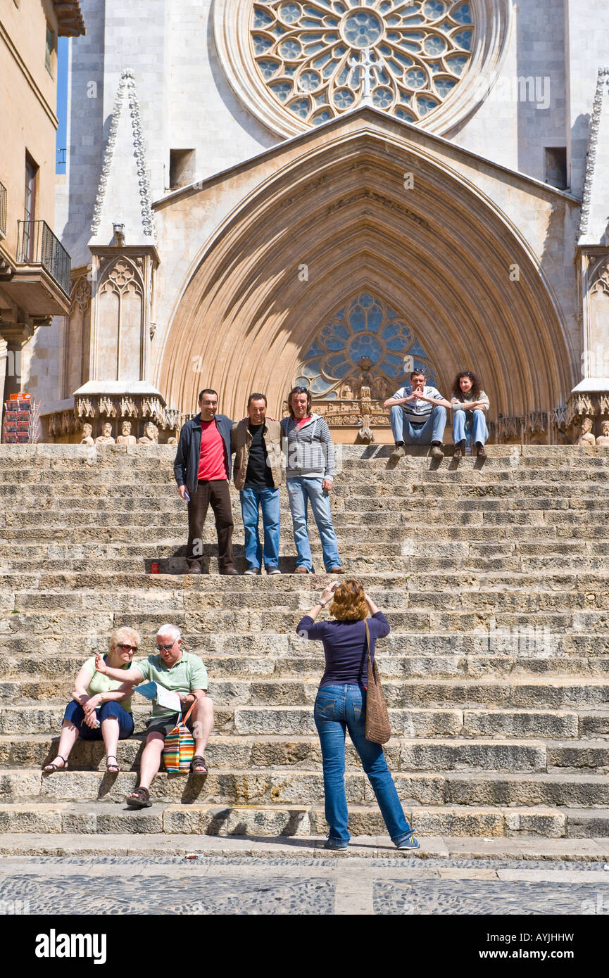 I turisti sui gradini sul lato anteriore della Cattedrale da Pla de la Seu Tarragona Catalogna Spagna Europa Foto Stock