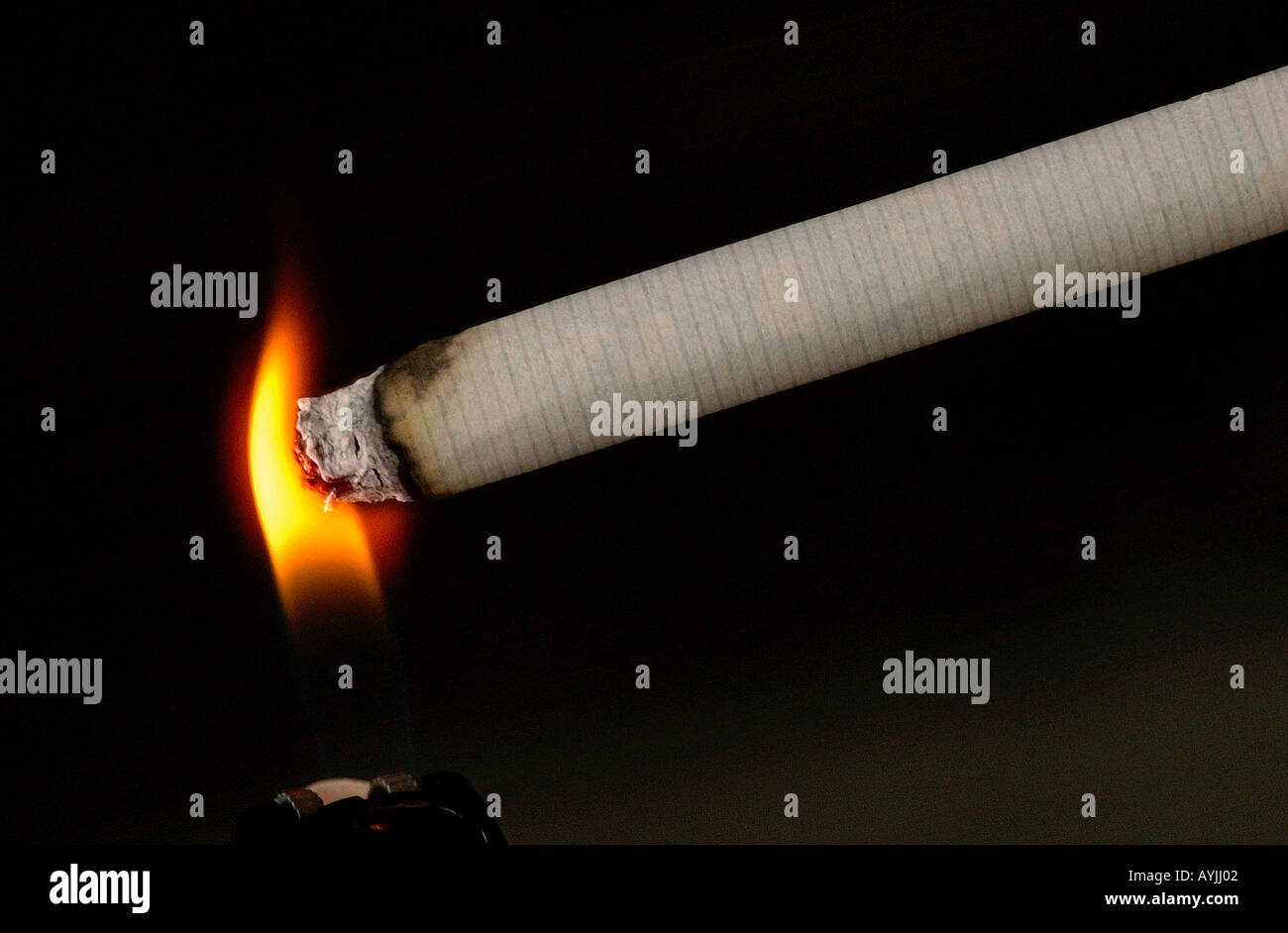 Zigarette anzuenden Foto Stock