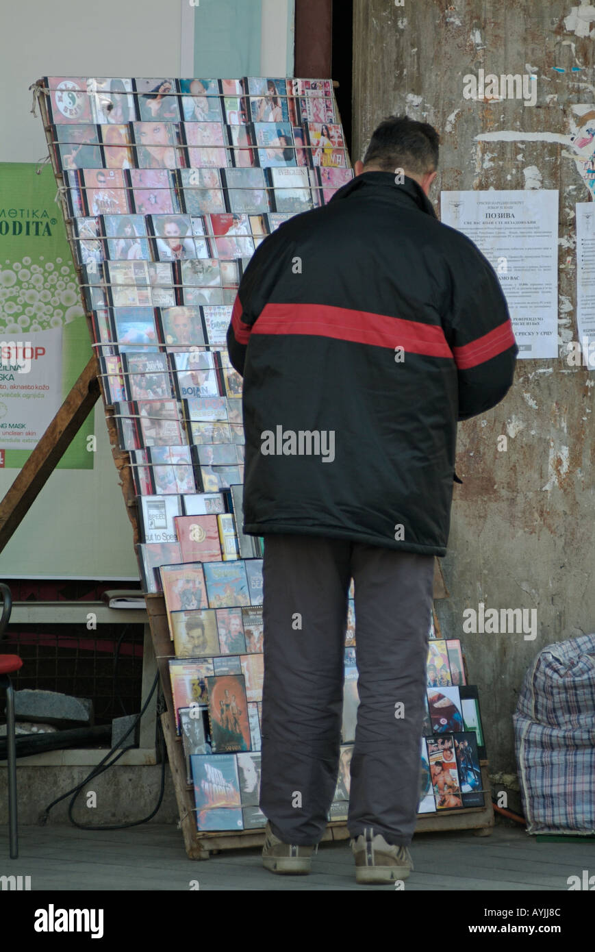 Pirati del Software di DVD e CD musicali per la vendita su un angolo di strada in Europa Orientale Foto Stock