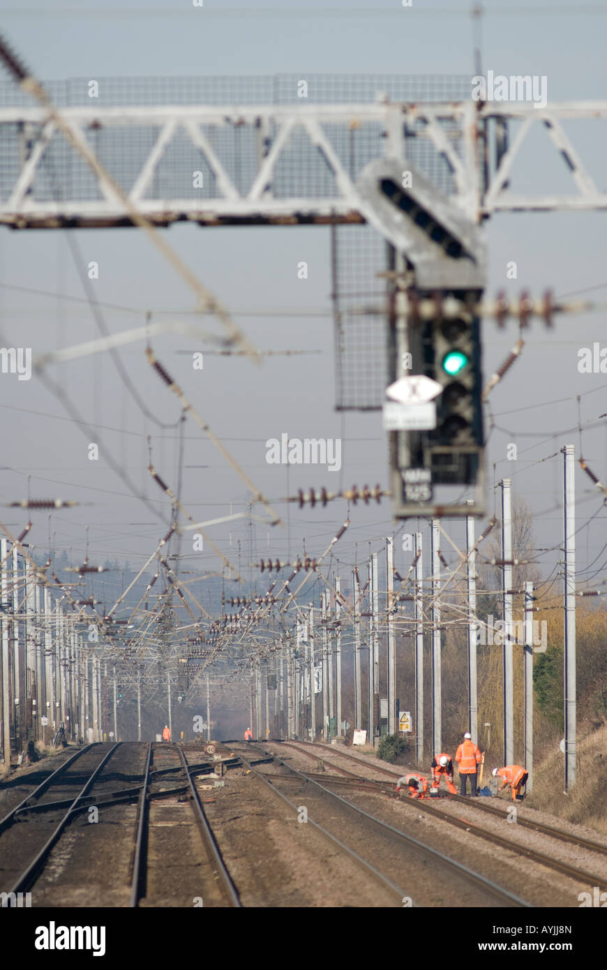 Manutenzione ferroviaria dei lavoratori sul binario nel Regno Unito Foto Stock