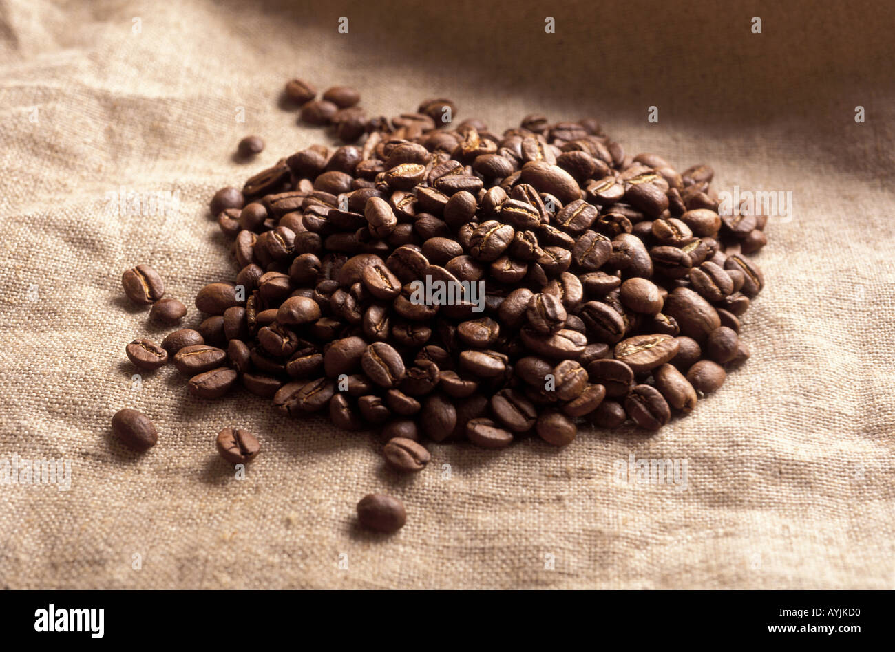 Kaffeebohnen Geroestete auf Sackleinen Foto Stock