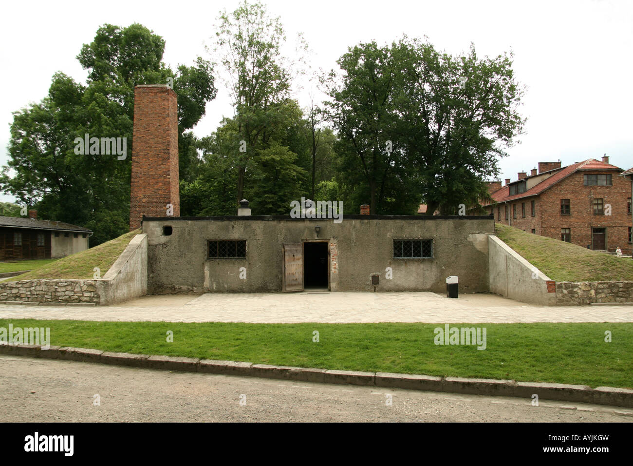 L'ingresso principale e del camino di una camera a gas e crematorio I  all'ex campo di concentramento nazista di Auschwitz Foto stock - Alamy