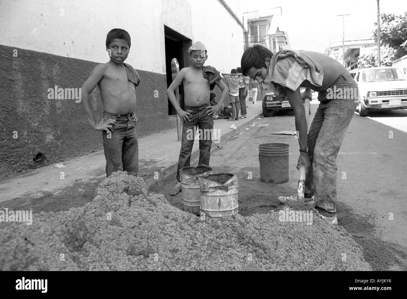 b/w di lavoro minorile che mostra ragazzi giovani che lavorano in un cantiere. San Pedro Sula, Honduras Foto Stock