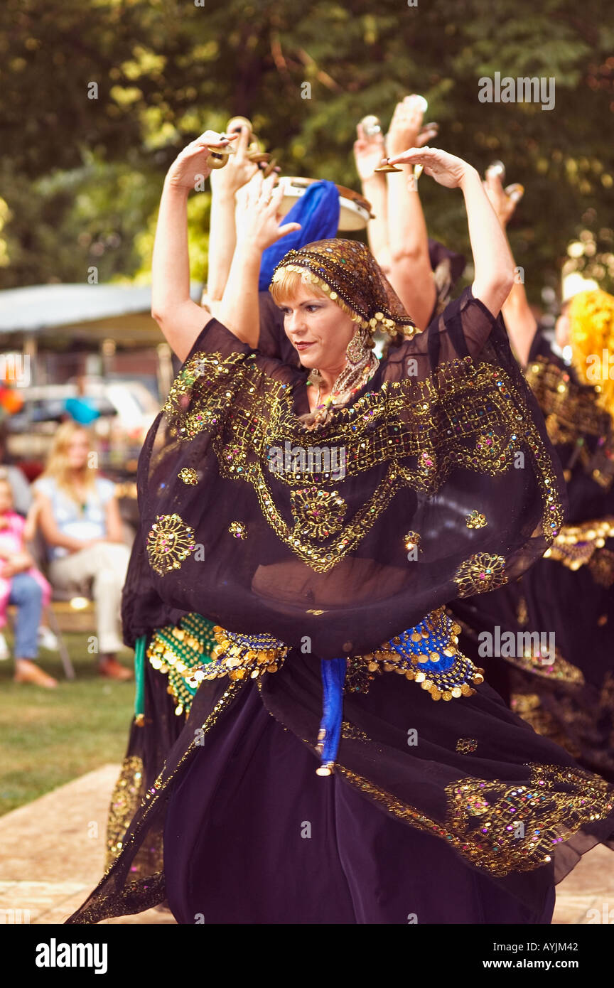 Una danzatrice del ventre mondo sulla piazza Corydon Indiana Foto Stock