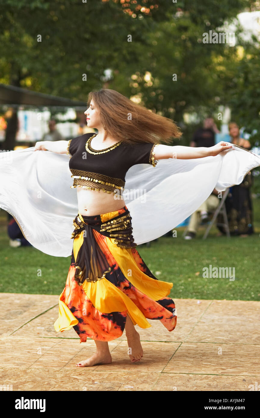 Una danzatrice del ventre mondo sulla piazza Corydon Indiana Foto Stock
