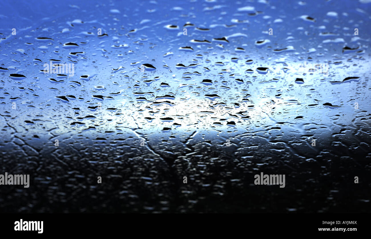 Un altro triste giorno piovoso mostrato come acqua si raccoglie su di un parabrezza di automobile Foto Stock