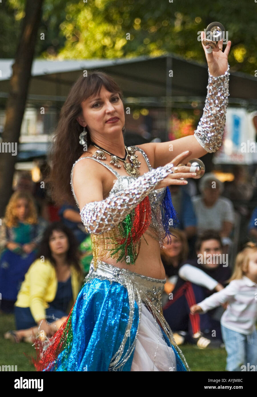 Una danzatrice del ventre mondo sulla piazza Corydon Indiana Foto Stock