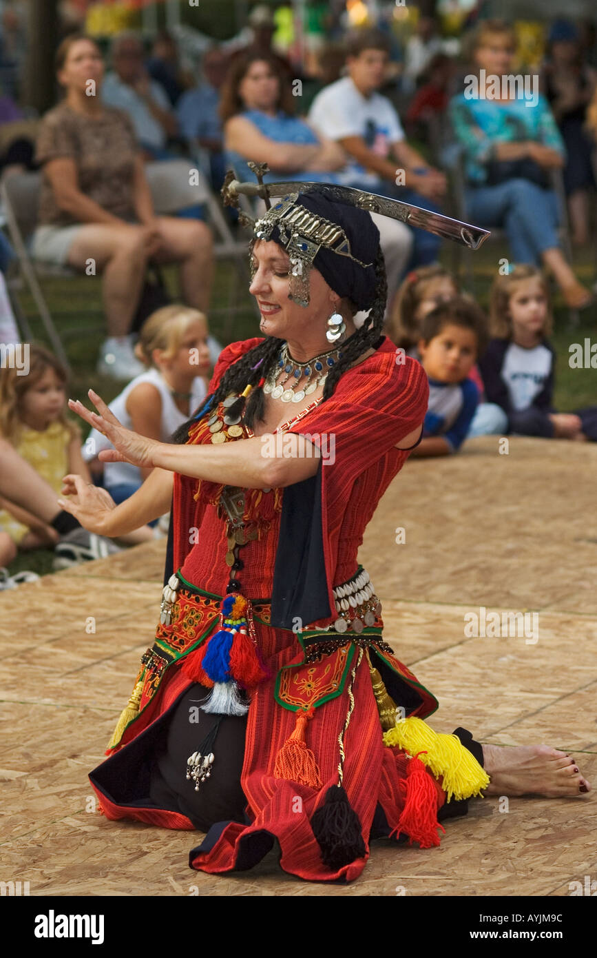 Una danzatrice del ventre mondo sulla piazza Corydon Indiana Foto Stock