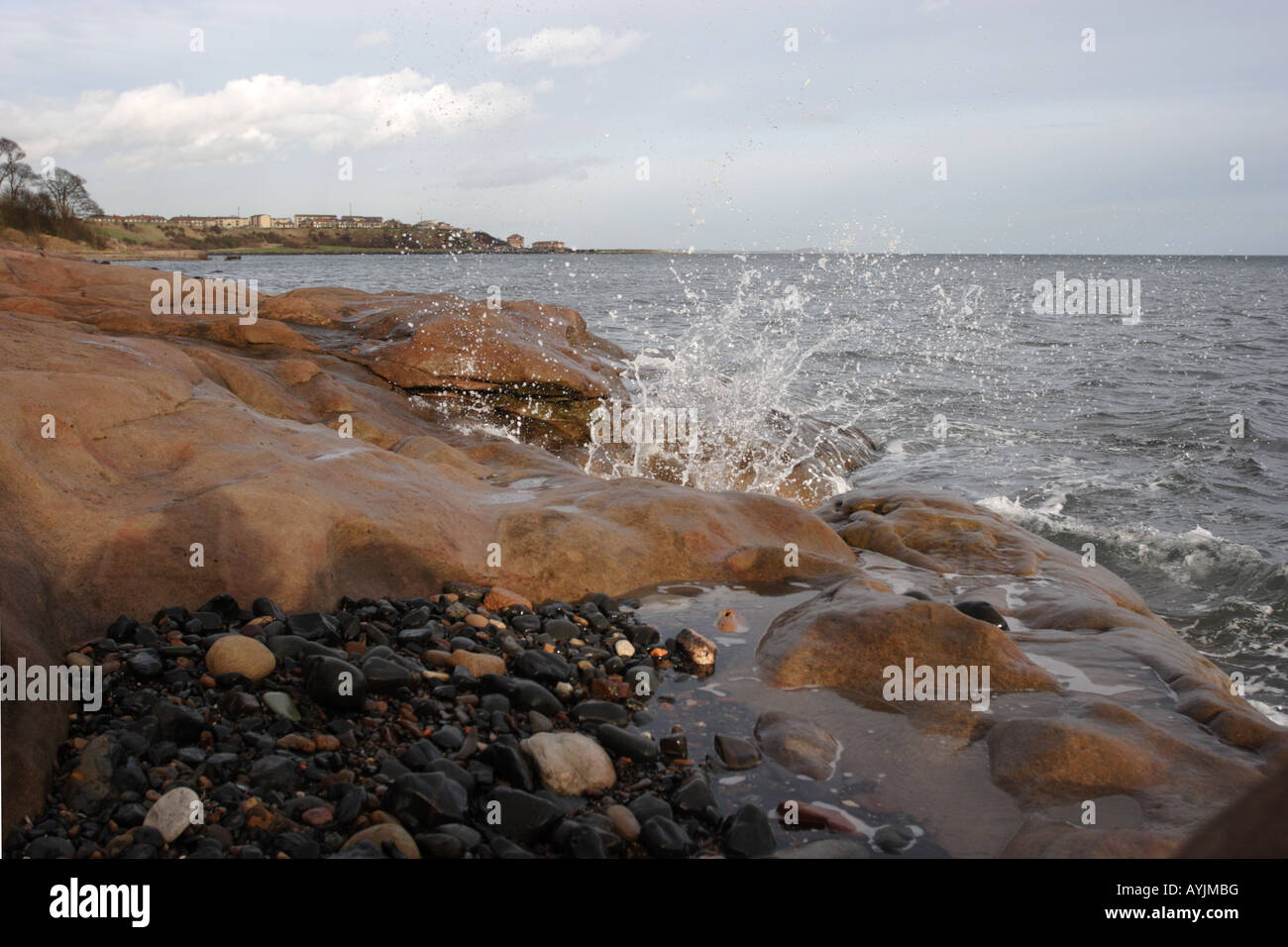 Onde che si infrangono sulla spiaggia rocciosa del Fife Coast a ovest di Buckhaven Foto Stock