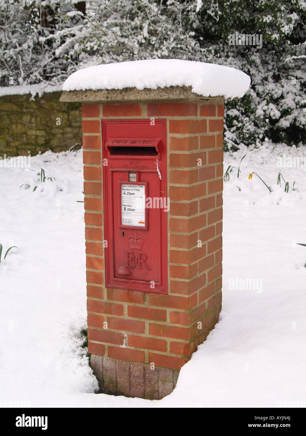 Casella postale nella neve Foto Stock