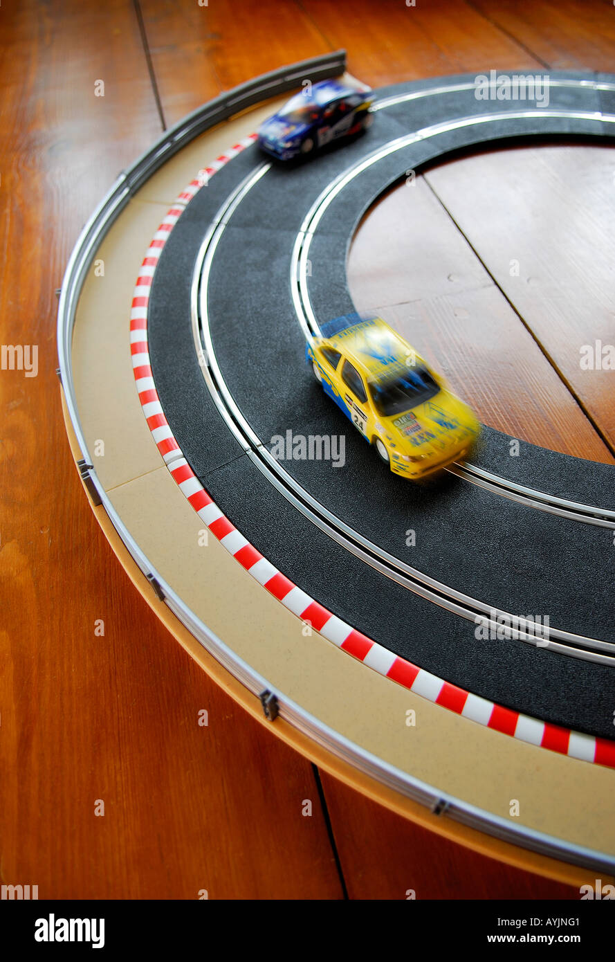 Scalextric slotracing car via sul pavimento in legno Foto Stock