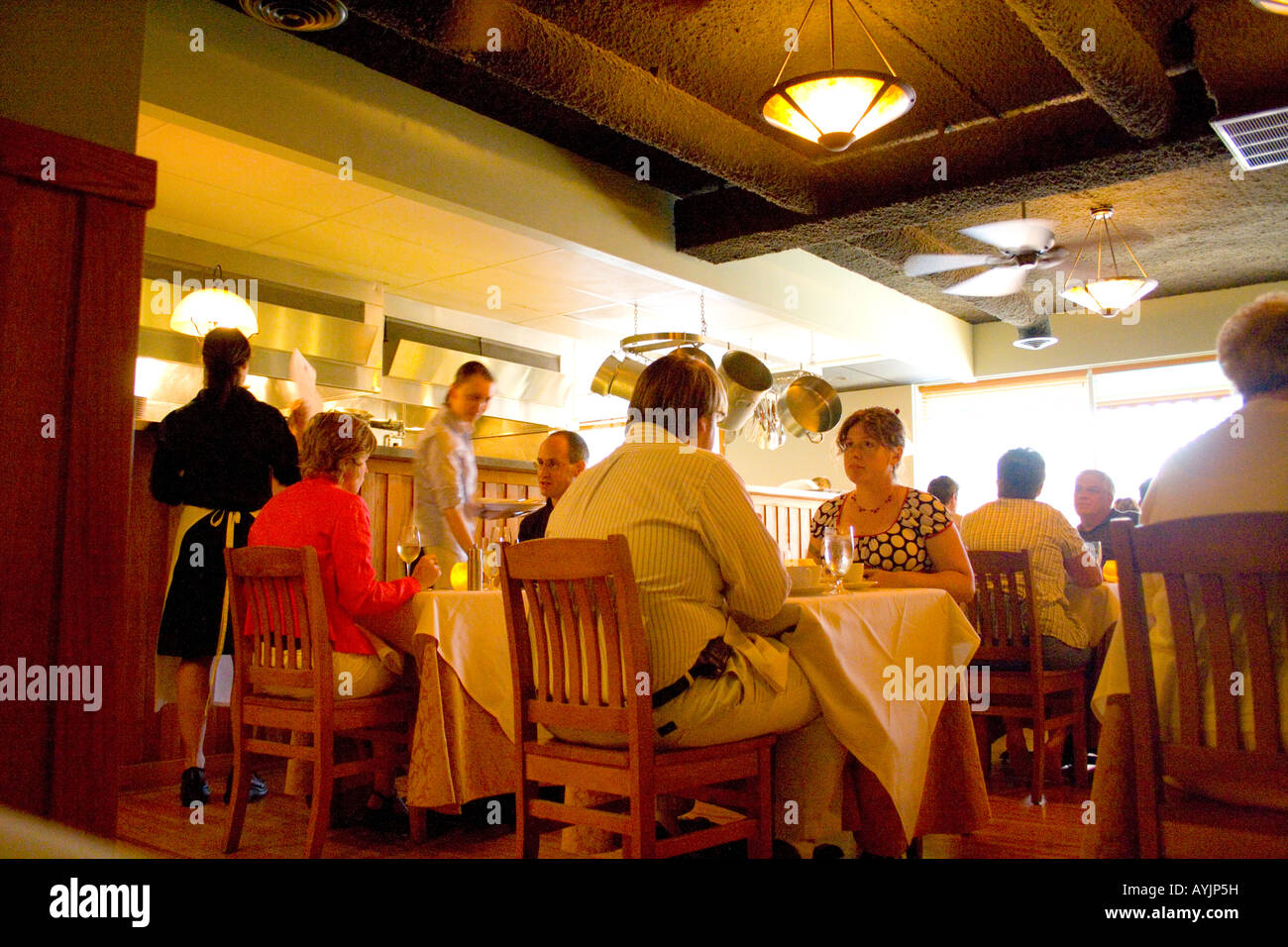 St Paul Minnesota USA Patroni gustando la cucina a Heartland contemporaneo ristorante del Midwest. Foto Stock