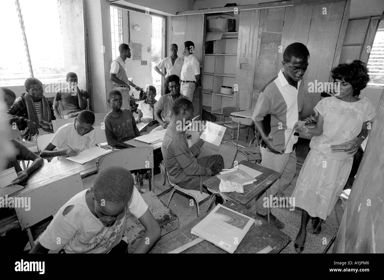 B/W di una classe speciale per ragazzi di strada, finanziato da una carità per contribuire a migliorare le loro possibilità di vita. Kingston, Giamaica Foto Stock