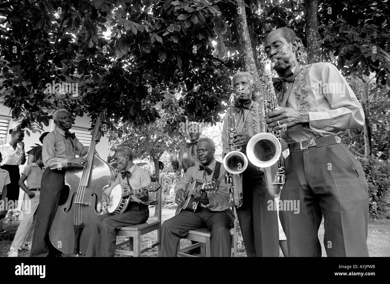 B/N di musicisti anziani che suonano in una band tradizionale Mento, Buff Bay. Giamaica Foto Stock