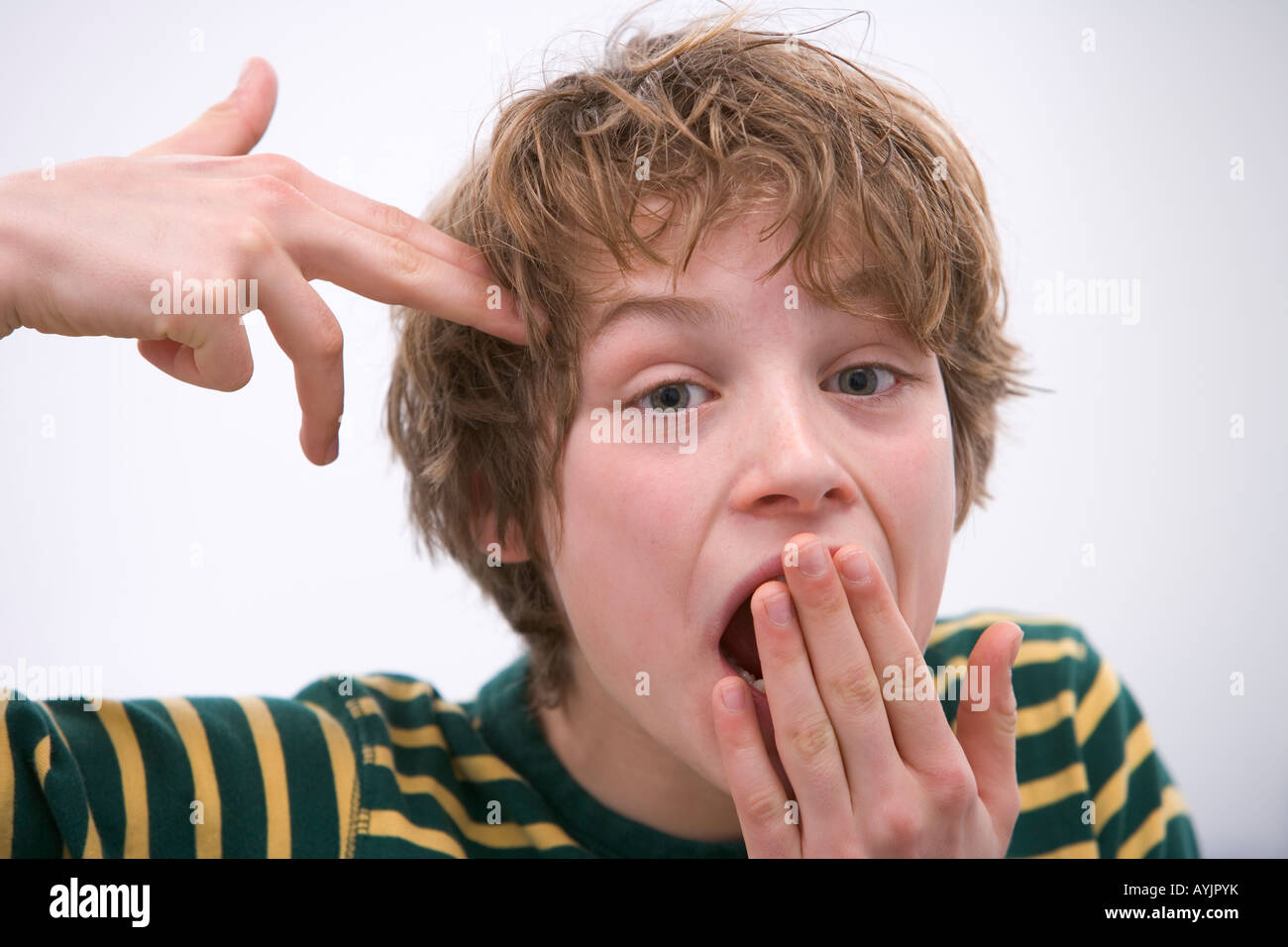 Ragazzo adolescente fa un gesto divertente Foto Stock