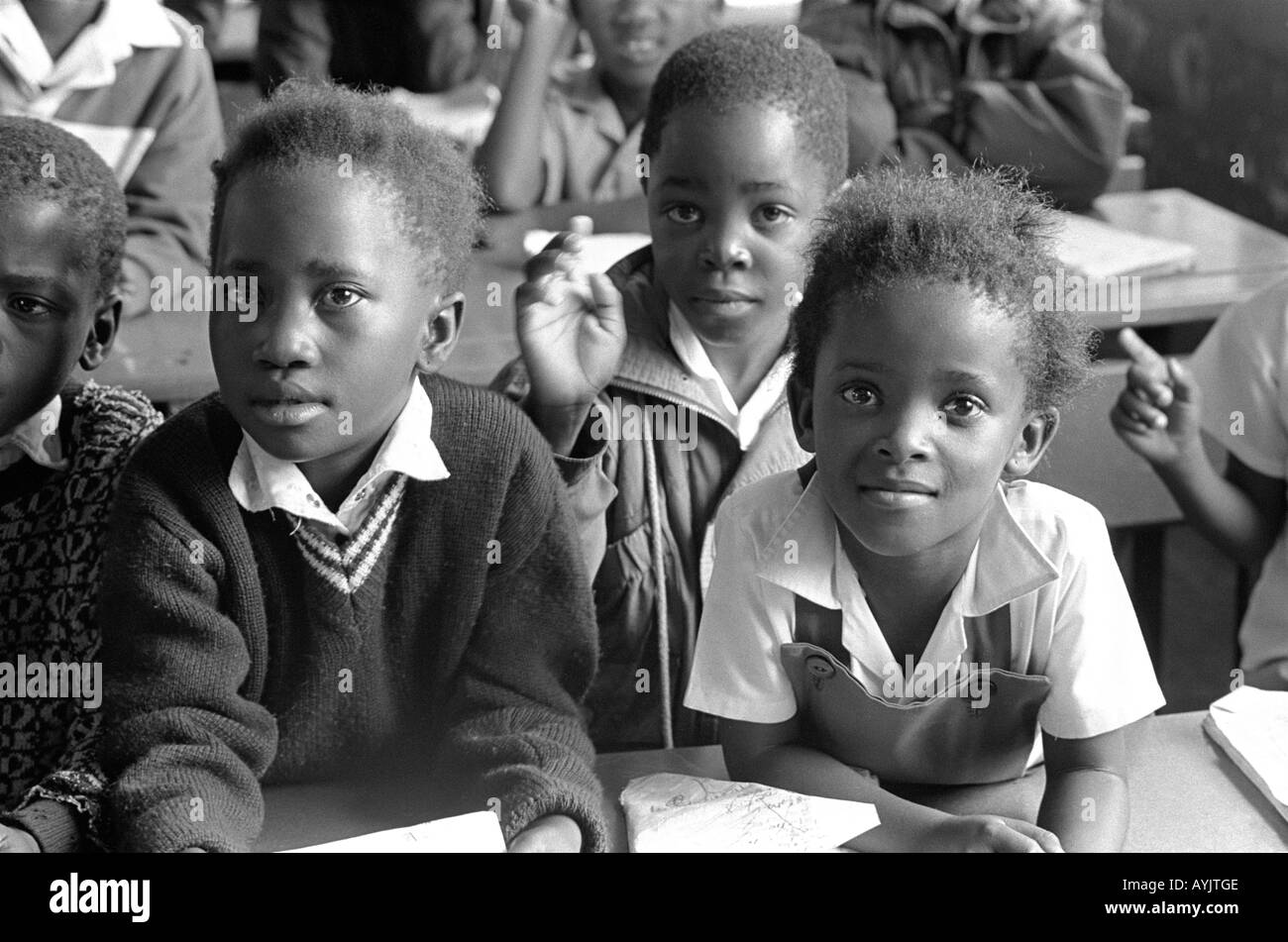 Ritratto B/N di bambini piccoli in una scuola rurale. Lesotho, Africa Del Sud Foto Stock