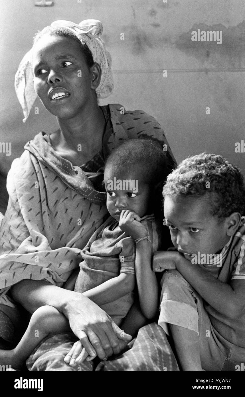 B/N di una donna somala e dei suoi due bambini malnutriti in un centro di alimentazione per i rifugiati al confine con la Somalia. Kebrebeyah, Etiopia, Africa Foto Stock