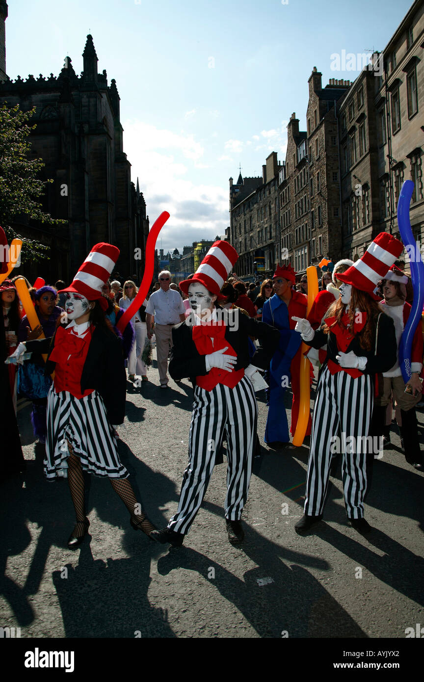 Attori femmina promuovendo i loro show, Edinburgh Fringe Festival Scozia Foto Stock