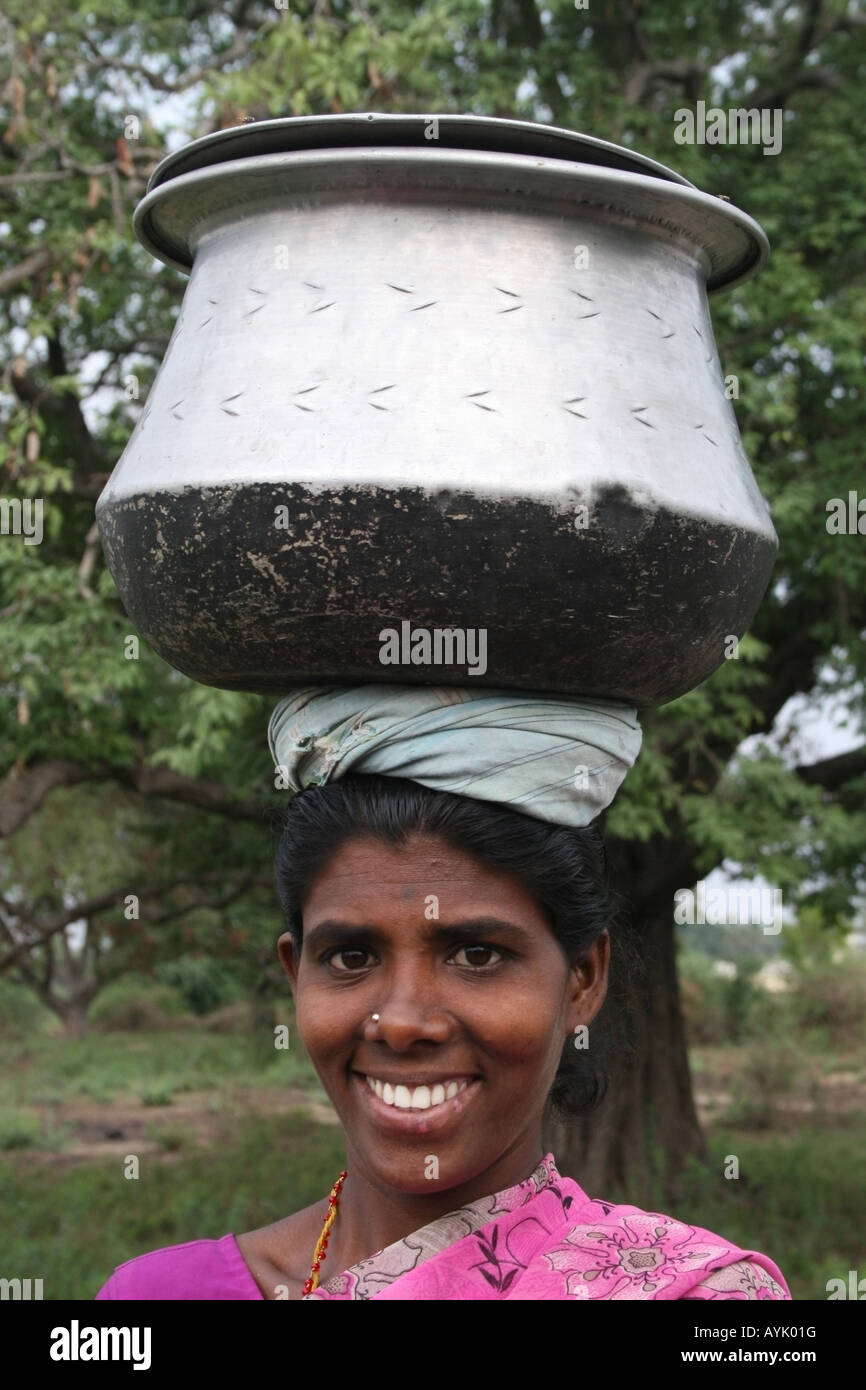 Signora indiana con metallo vettore acqua sul suo capo , il Tamil Nadu , India del Sud Foto Stock