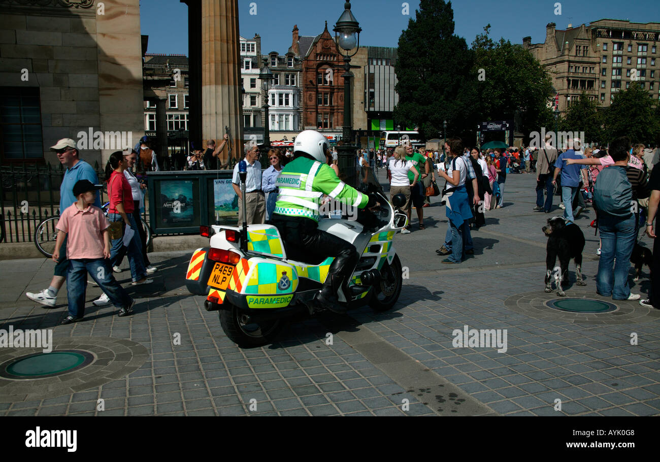Paramedic motociclista correndo a una chiamata durante la Edinburgh Fringe Festival Scozia UK Europa Foto Stock
