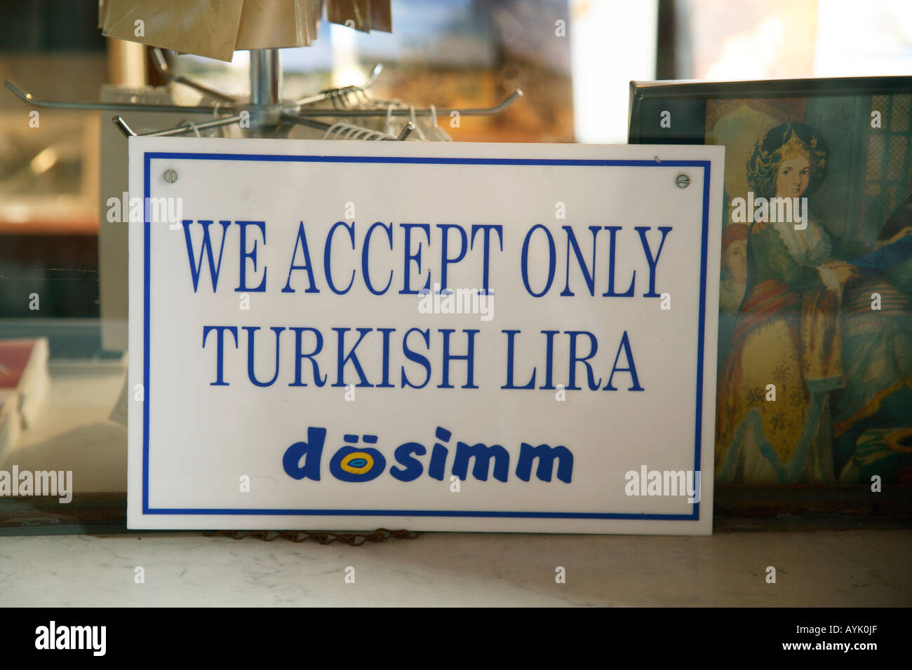 Lettura del segno "Accettiamo solo la Lira turca, all'uscita di Hagia Sofia. Sultanahmet, Istanbul, Turchia Foto Stock