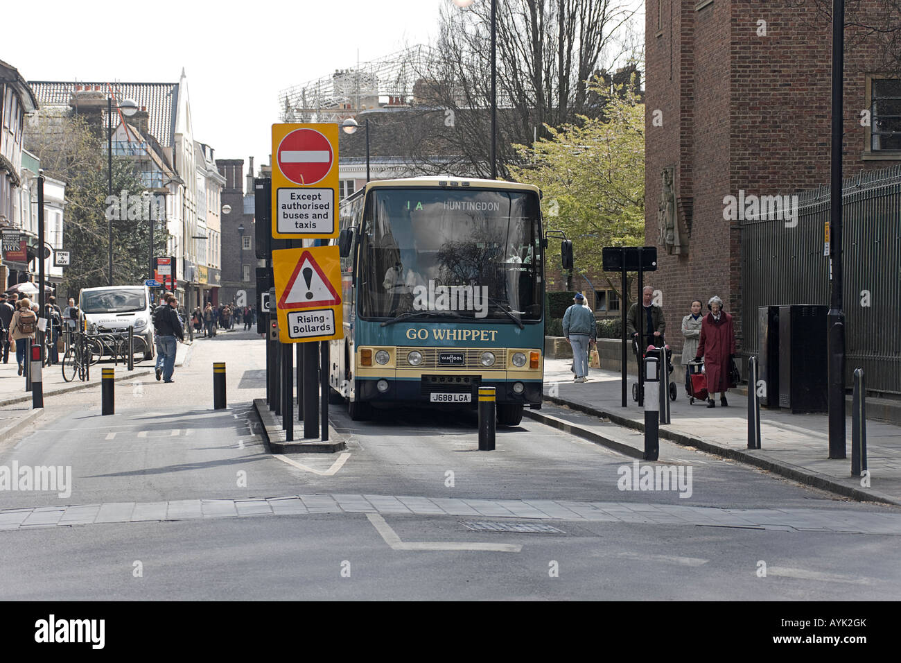 Bitte in salita per il trasporto pubblico. Cambridge. Foto Stock