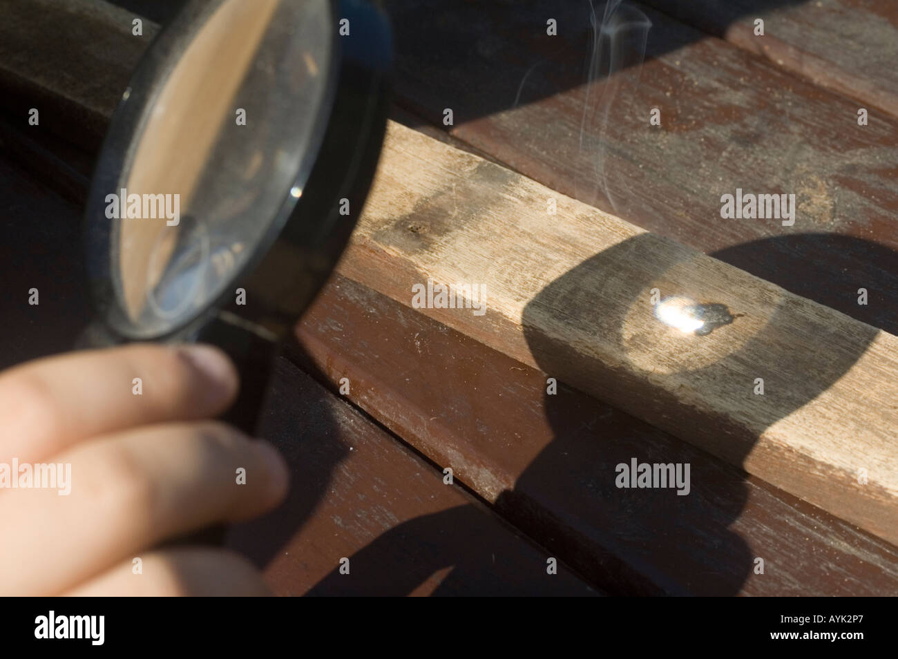 Lente di ingrandimento utilizzata per bruciare il legno Foto Stock