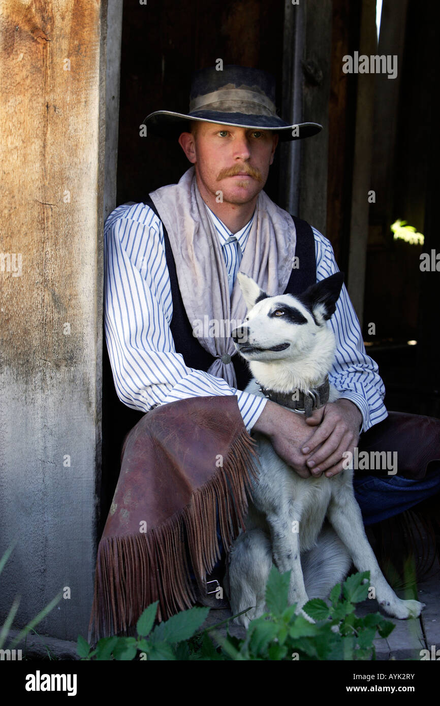 Cowboy con Border Collie Mix (Canis lupus familiaris) Foto Stock