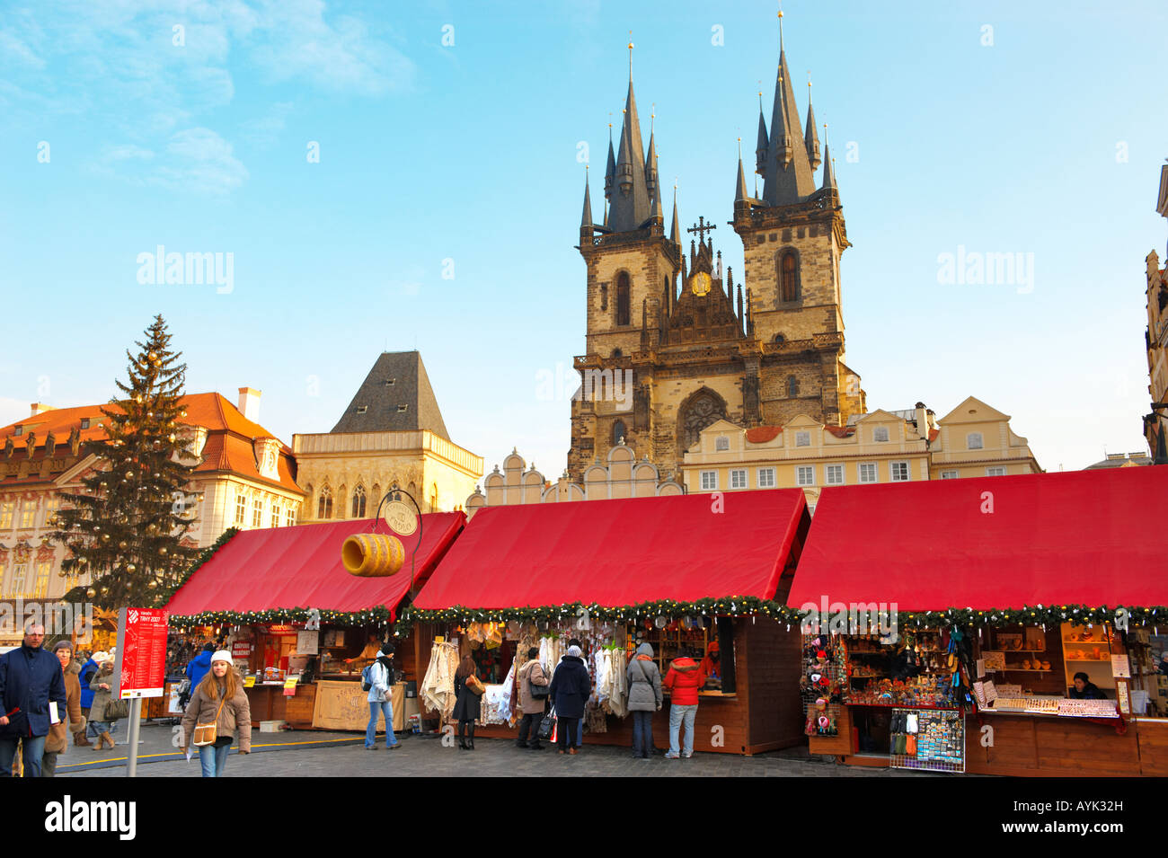 "Festoso Mercatino di Natale Praga di notte la piazza della Città Vecchia di Praga, Repubblica Ceca Foto Stock