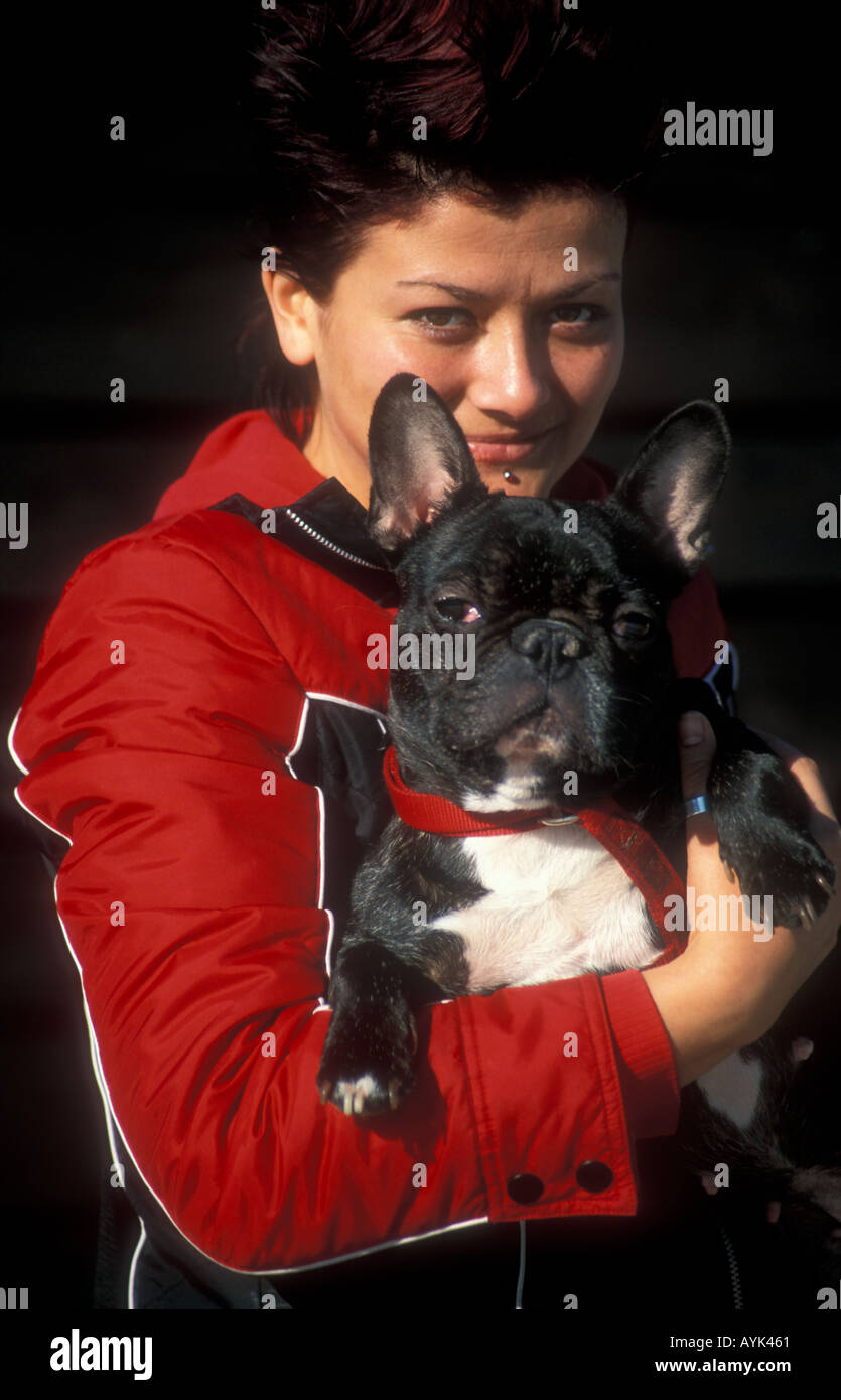 Ragazza olandese con bulldog francese Foto Stock