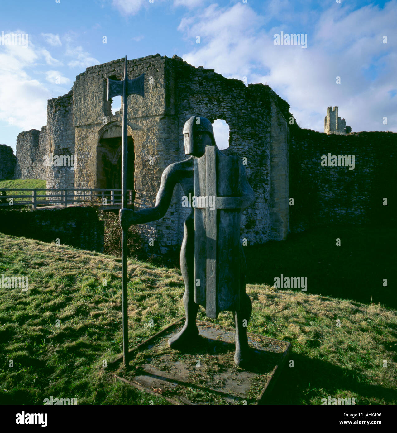 La scultura e la porta sud del Castello di Helmsley, Helmsley, North Yorkshire, Inghilterra, Regno Unito. Foto Stock