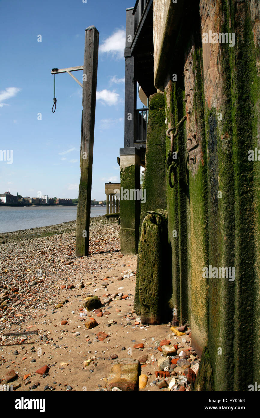 L'impiccato il cappio al di fuori della prospettiva di Whitby pub sulle rive del fiume Tamigi a Wapping, Londra Foto Stock