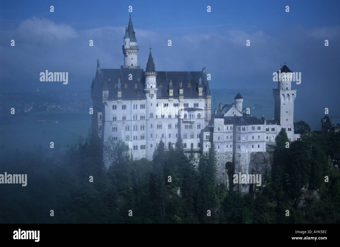 Il castello di Neuschwanstein e nella nebbia di mattina Foto Stock
