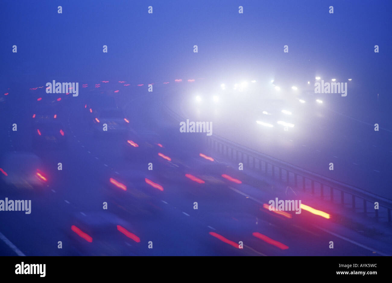 M40 Autostrada nella nebbia di notte, Warwickshire, Inghilterra, Regno Unito Foto Stock