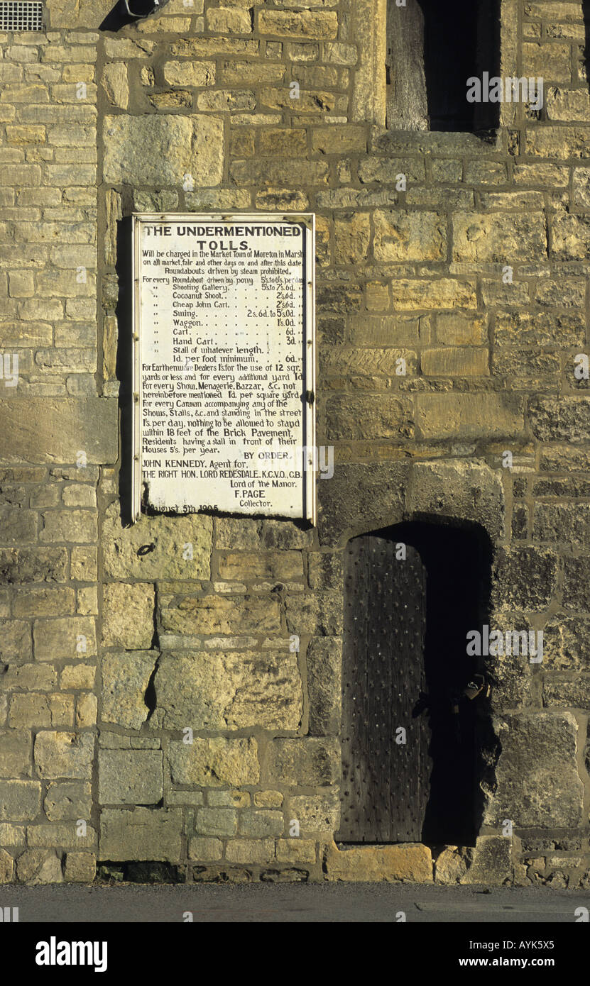 Porta e avviso di pedaggio sulla torre il coprifuoco, Moreton-in-Marsh, Gloucestershire, England, Regno Unito Foto Stock