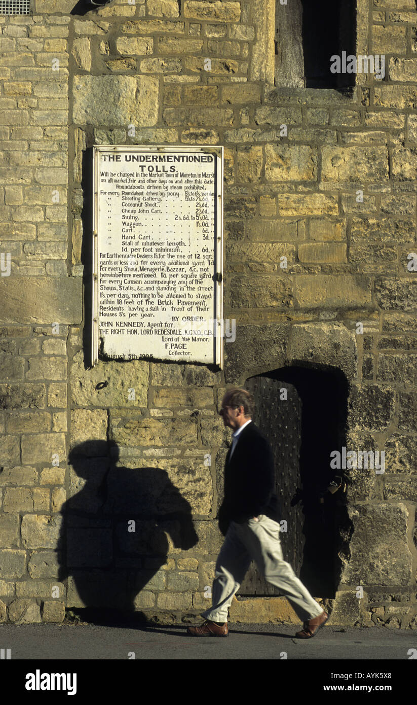 Porta e avviso di pedaggio sulla torre il coprifuoco, Moreton-in-Marsh, Gloucestershire, England, Regno Unito Foto Stock
