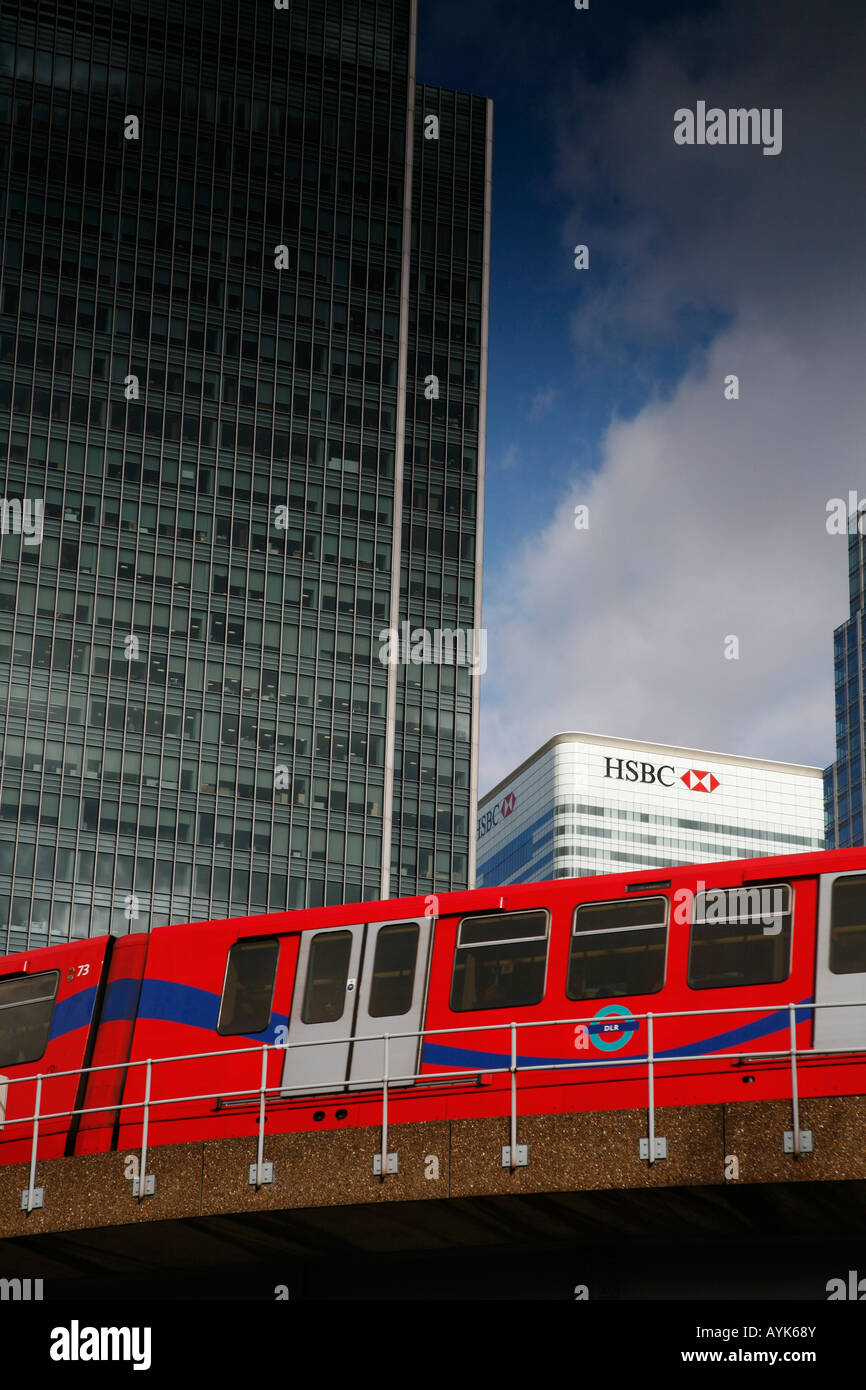 DLR treno passa davanti alla HSBC Building a Canary Wharf, Londra Foto Stock