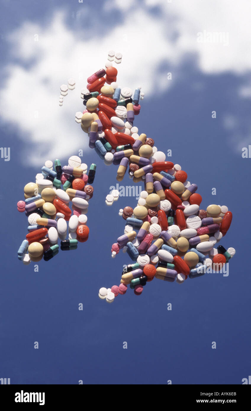 Ancora vita specchio concettuale shot di pillola & compresse come una mappa che illustra il mercato del Regno Unito Irlanda farmaco distribuzione e vendite Foto Stock