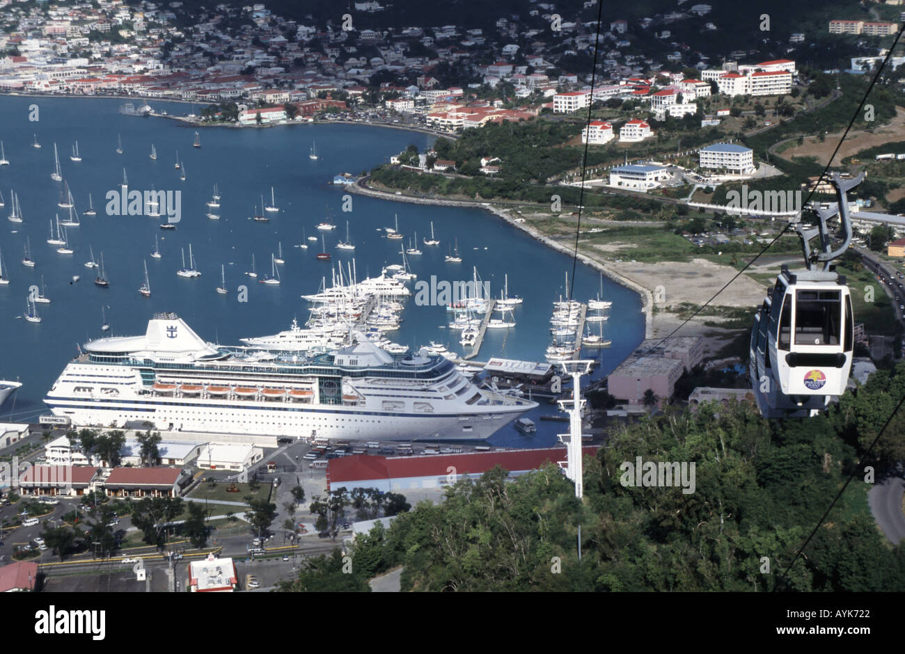 Vista aerea del porto caraibico di St Thomas Charlotte Amalie dal paradiso Punto nave nave nave nave nave nave di linea e barche nel porto occupato con Funivia Isole Vergini americane Foto Stock