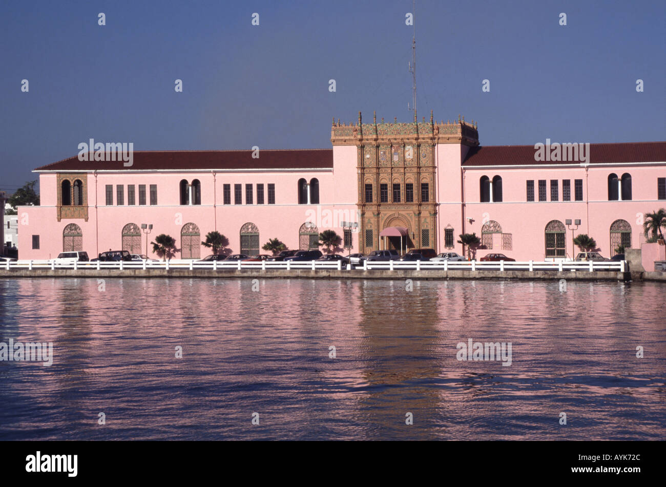 Facciata rosa della storica casa di dogana degli Stati Uniti nel porto tropicale dell'isola dell'arcipelago caraibico di San Juan Porto Rico Greater Antilles Foto Stock