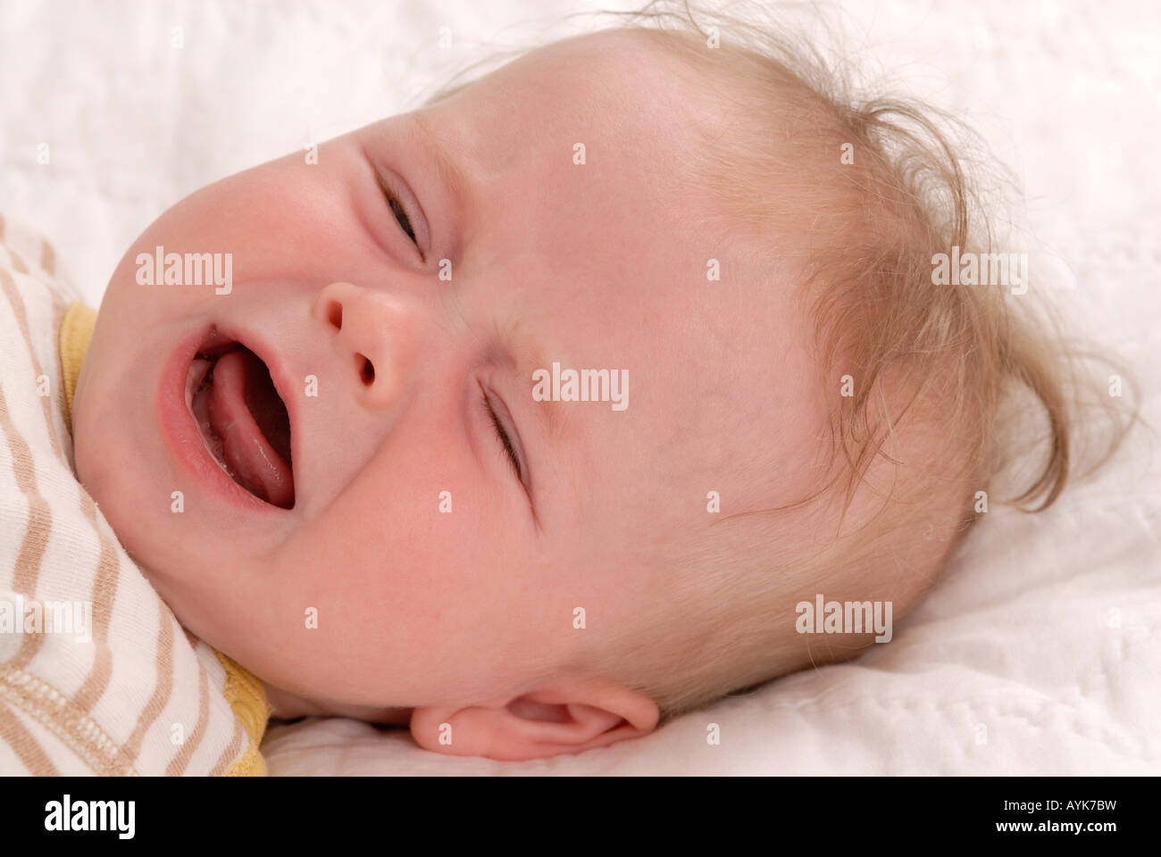 Close-up di un pianto baby boy Foto Stock