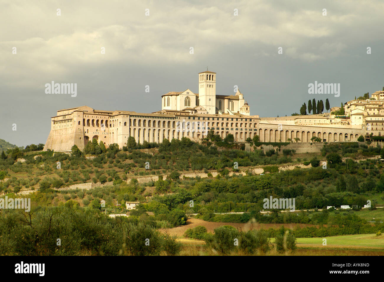 Panorama di Assisi con la Basilica di San Francesco Foto Stock