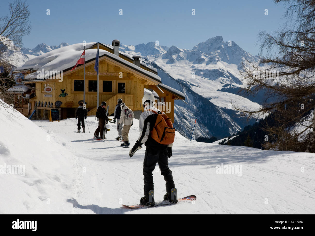 Snow Boarder e sciatore camminando lungo la pista La Plagne Alpi Francesi Francia Europa Foto Stock