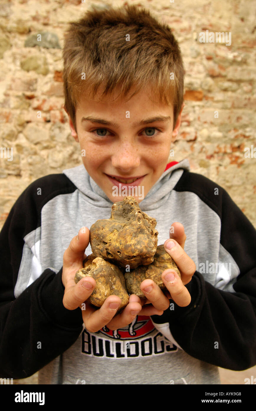 Ragazzo con tartufo bianco verticale montante verticale Foto Stock