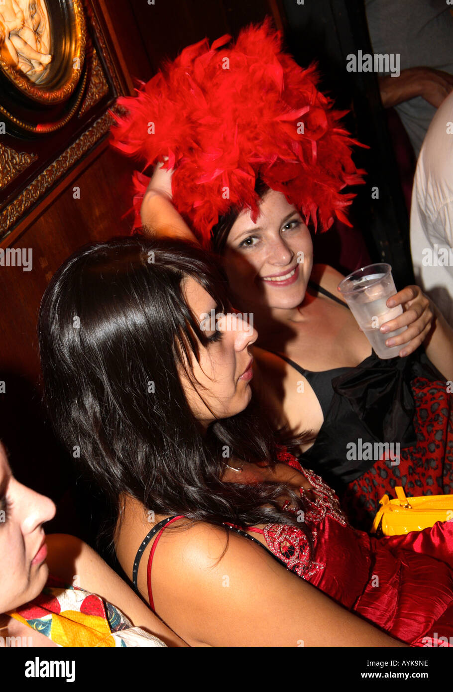 L'attrice Rosie Fellner e amico a una Paura e Delirio a Las Vegas party, giugno 2006, Londra Foto Stock