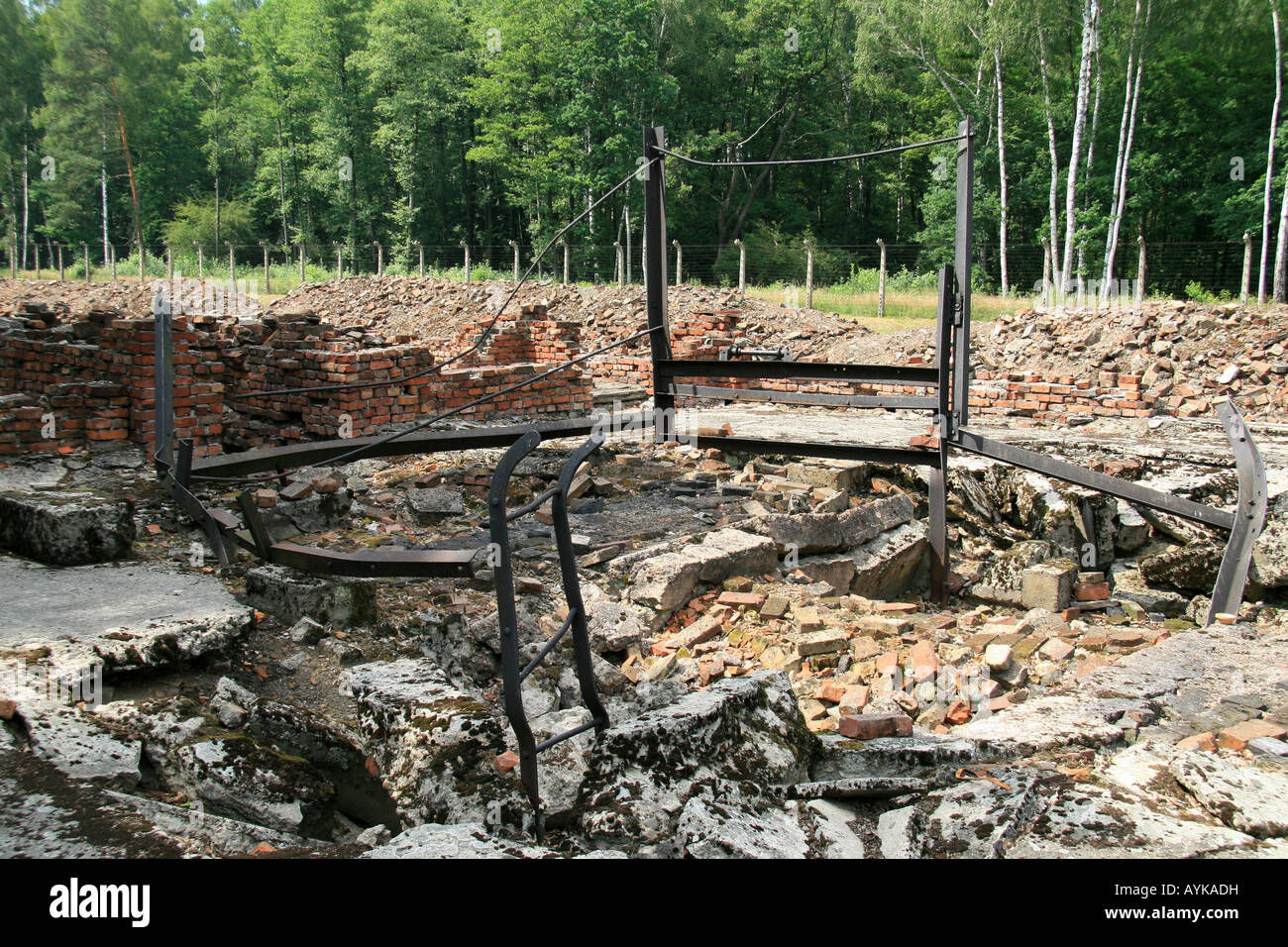 La rovina di cremazione area forno del crematorio V all'ex campo di concentramento nazista di Auschwitz Birkenau. Foto Stock