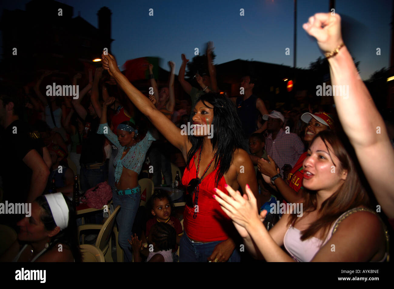 Ventole portoghese celebrando 2006 World Cup Finals 1-0 win vs Angola, Estrela Ristorante, Stockwell, Londra Foto Stock