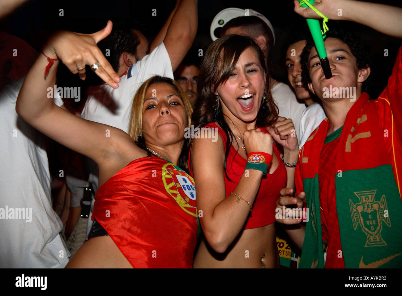 Ventole portoghese celebrando 2006 World Cup Finals 1-0 win vs Angola, Estrela Ristorante, Stockwell, Londra Foto Stock