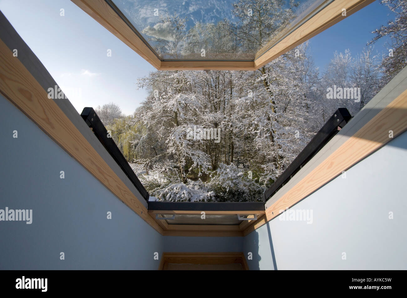 Una coperta di neve paesaggio rurale in campagna Foto Stock